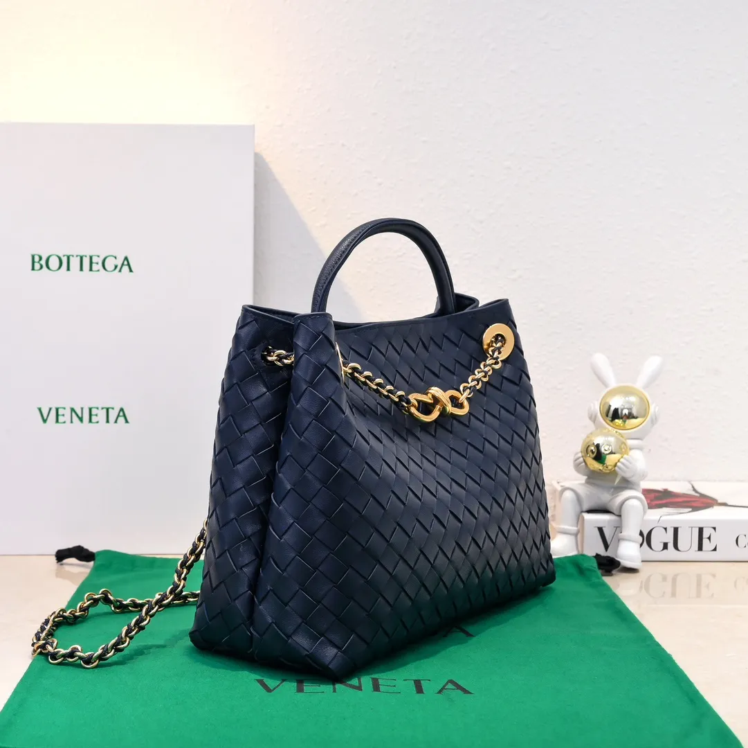 Batch 2460 BOTTEGA VENETA 2024 spring and summer new small ANDIAMO chain bag is also available! 🔥🔥I believe many friends have been waiting for a long time. The metallic chain adds a touch of sophistication to the original softness and elegance of Andiamo. The collision of classic craftsmanship and elegance creates a different kind of beauty. Style number: 6009 Size: 32*24*12cm